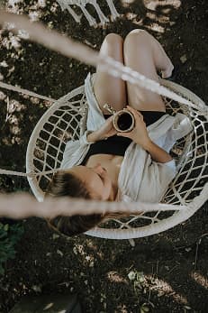 Zákazník pije kávu